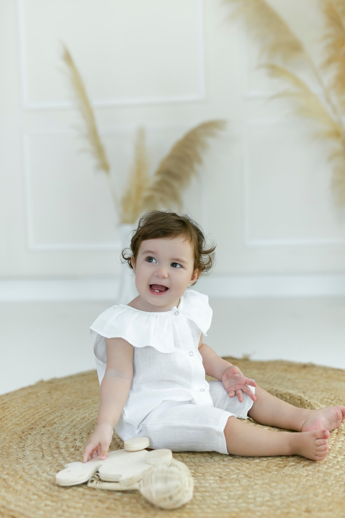 OUTLET 12 - 18 Ay Şile Bezi Beyaz Bebek Kolsuz Fırfırlı Tulum