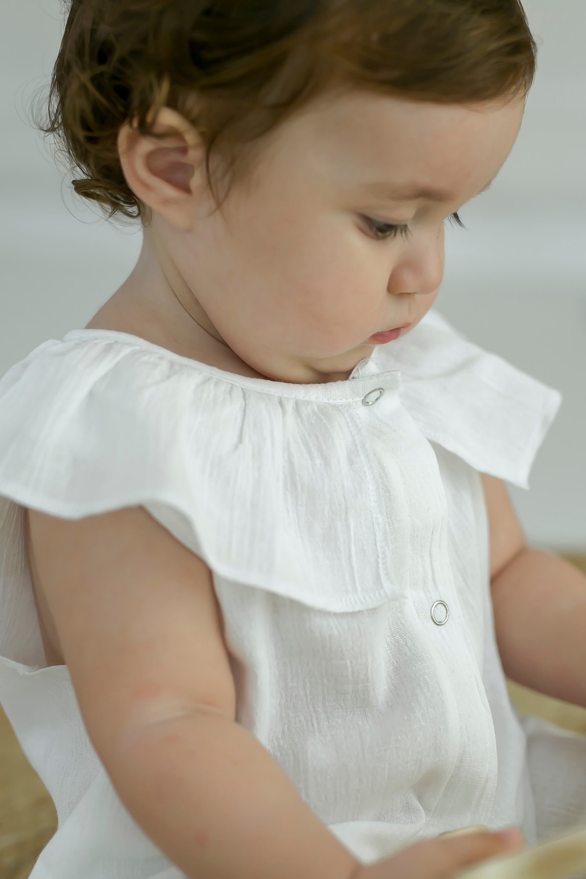 OUTLET 12 - 18 Ay Şile Bezi Beyaz Bebek Kolsuz Fırfırlı Tulum