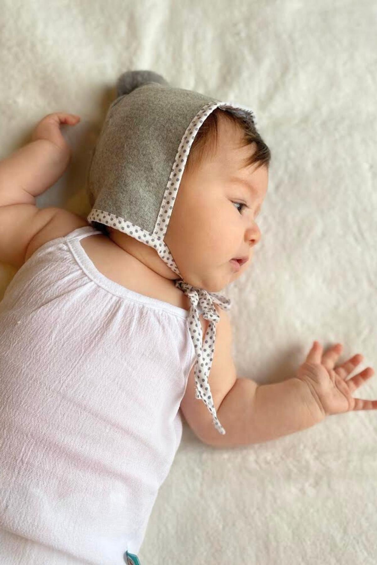 Gri Kaşe Ponponlu Puantiyeli Bebek Şapkası