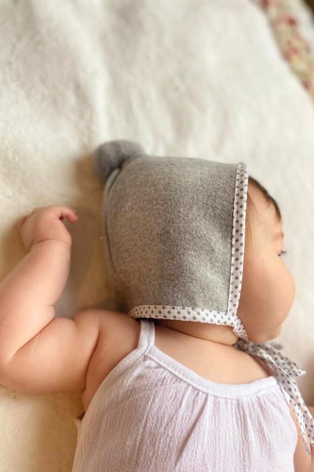 Gri Kaşe Ponponlu Puantiyeli Bebek Şapkası